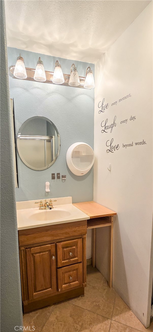 19195 Shoreline Lane, Huntington Beach CA: https://media.crmls.org/medias/0ee1d441-fed0-4feb-8a7e-d63765474804.jpg