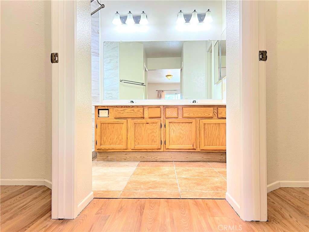 https://media.crmls.org/medias/0ee46f7e-b9b1-4b8e-b4a5-6b26d89f297d.jpg?preset=X-Large
