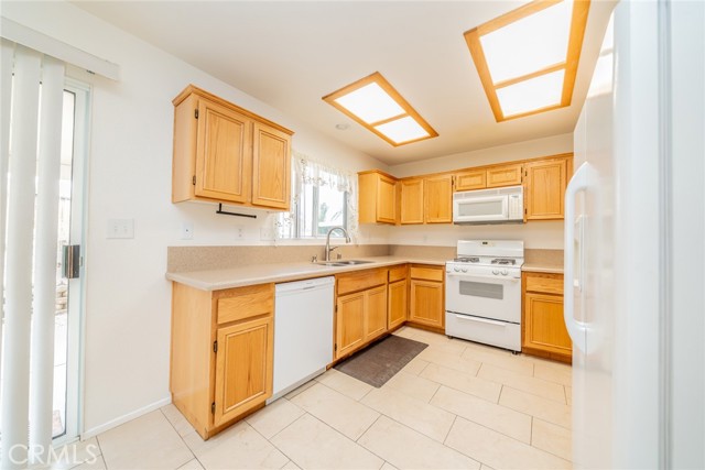 Detail Gallery Image 10 of 42 For 13686 Sylvan Oaks Rd, Victorville,  CA 92392 - 3 Beds | 2 Baths