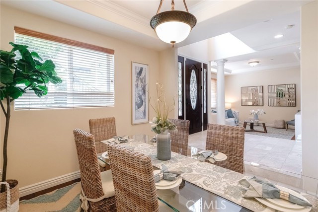 Formal Dining Room/Entry