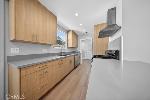 Detail Gallery Image 3 of 44 For 6820 Jellico Ave, Lake Balboa,  CA 91406 - 3 Beds | 2 Baths