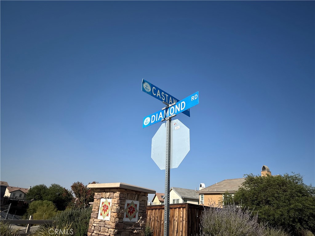 https://media.crmls.org/medias/0ee5d7c2-2439-4eca-84fe-856f9fe92e71.jpg?preset=X-Large