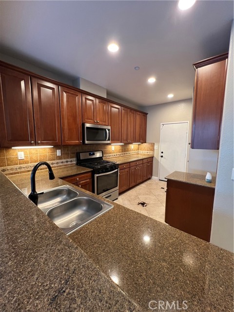 Detail Gallery Image 8 of 9 For 7161 East Ave #104,  Rancho Cucamonga,  CA 91739 - 3 Beds | 2/1 Baths