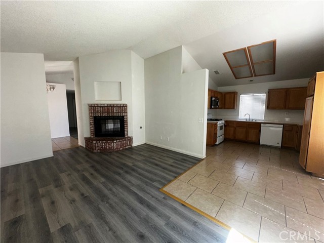 Detail Gallery Image 4 of 14 For 13275 Wrangler Ln, Victorville,  CA 92392 - 4 Beds | 2 Baths