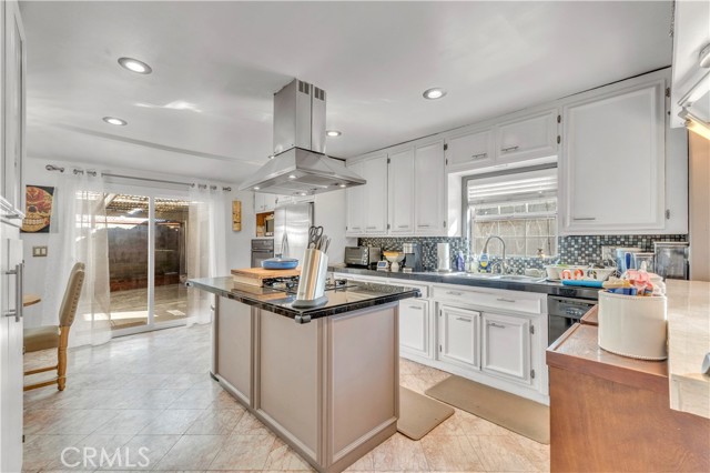 Detail Gallery Image 5 of 21 For 608 S Pacific Coast Highway, Redondo Beach,  CA 90277 - 2 Beds | 2 Baths