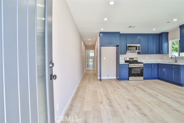 2111 Scott Road, Burbank CA: https://media.crmls.org/medias/0eea7b2c-35a8-43e4-8da1-834bb2929d01.jpg