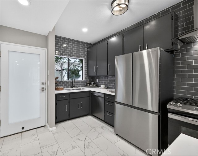 Detail Gallery Image 3 of 36 For 2500 Abbot Kinney Bld #9,  Venice,  CA 90291 - 2 Beds | 2/1 Baths