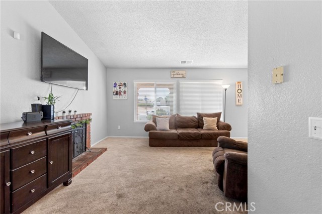 Detail Gallery Image 5 of 26 For 12831 Stage Coach Dr, Victorville,  CA 92392 - 3 Beds | 2 Baths