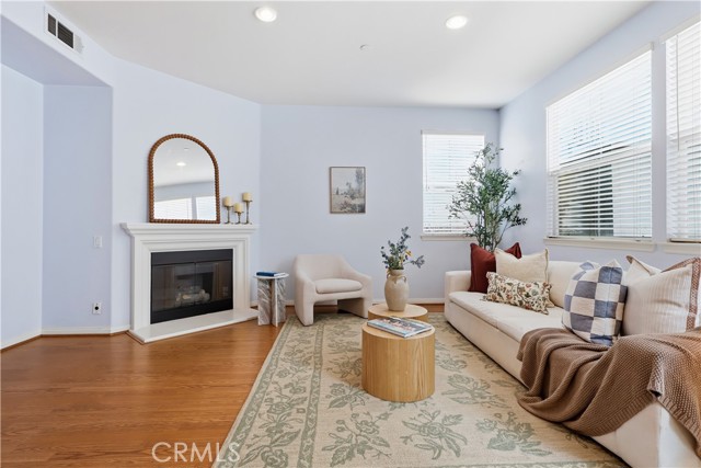 NICE SIZE FAMILY WITH FIREPLACE, LOTS OF NATURAL LIGHT NICE SIZE FAMILY WITH FIREPLACE, LOTS OF NATURAL LIGHT