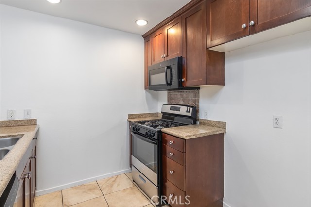 Detail Gallery Image 9 of 20 For 20253 Keswick St #103,  Winnetka,  CA 91306 - 2 Beds | 2 Baths