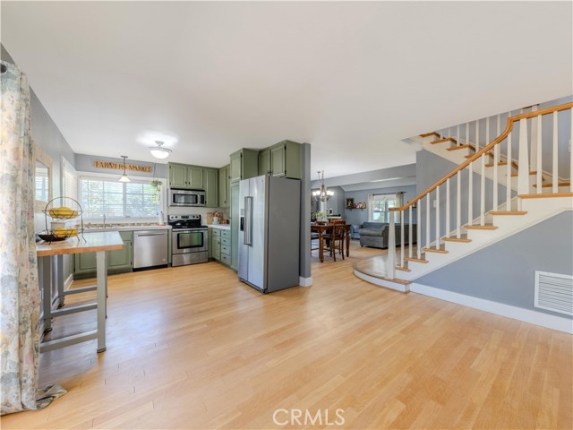 Detail Gallery Image 10 of 22 For 23209 via Barra, Valencia,  CA 91355 - 4 Beds | 3 Baths