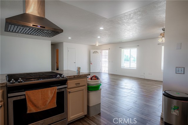 Detail Gallery Image 6 of 25 For 9450 Mango Ave, Hesperia,  CA 92345 - 5 Beds | 3 Baths