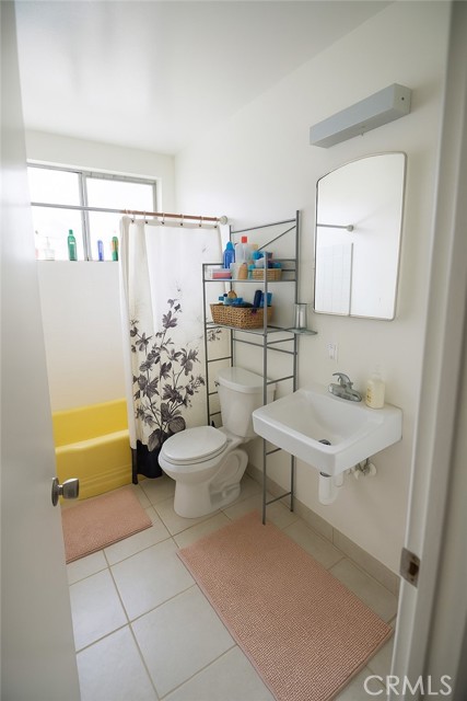 1629 S Van Ness Avenue, Los Angeles CA: https://media.crmls.org/medias/0efc0f43-94eb-4faf-8cf9-489b74f1fdbf.jpg