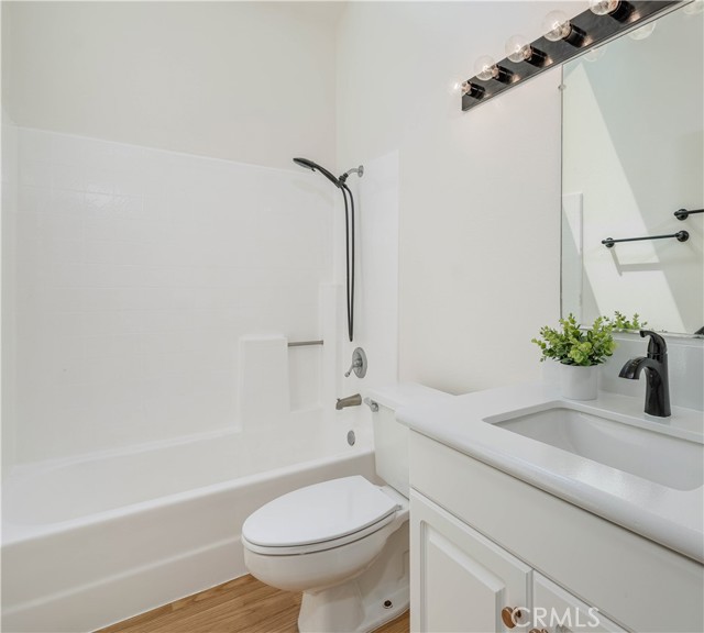 20251 Cape Coral Lane, Huntington Beach CA: https://media.crmls.org/medias/0f00c64a-dd51-4170-85f3-77cce759b8b6.jpg