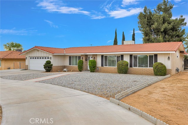 Detail Gallery Image 3 of 56 For 20115 Shoshonee, Apple Valley,  CA 92307 - 4 Beds | 2 Baths