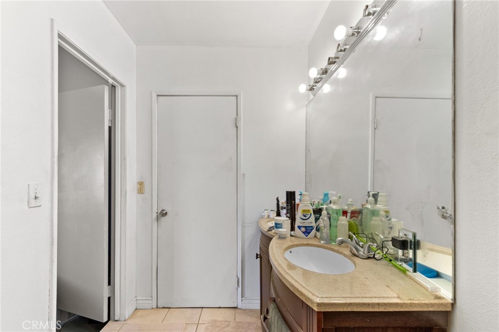 https://media.crmls.org/medias/0f031ac0-2ba1-4b6d-8fb6-e515f4ebb208.jpg?preset=X-Large