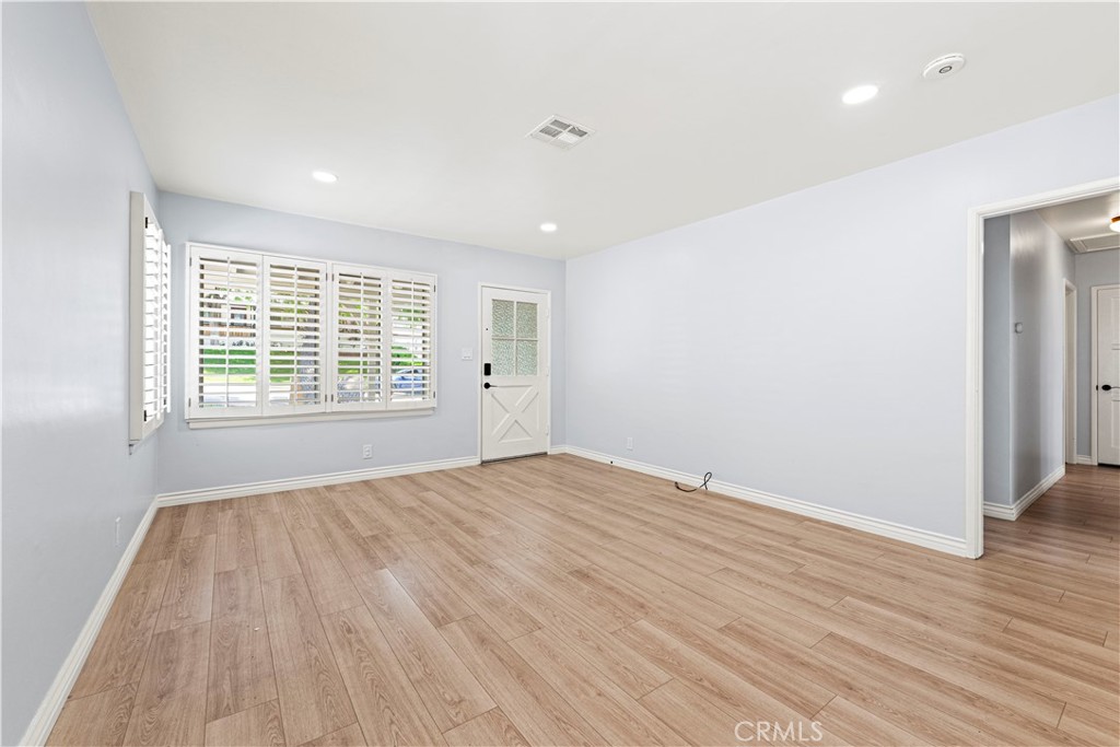 https://media.crmls.org/medias/0f0484ed-ca18-43c5-bed9-3cf6fe0027ce.jpg?preset=X-Large