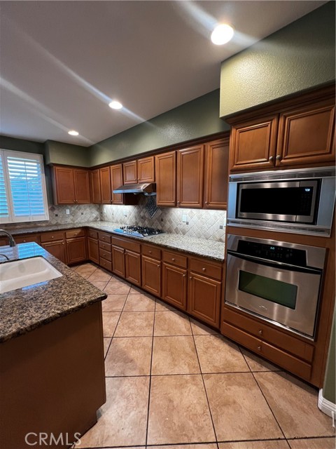 7090 Cottage Grove Drive, Eastvale CA: https://media.crmls.org/medias/0f072170-f724-4b00-af62-ce5470e23936.jpg