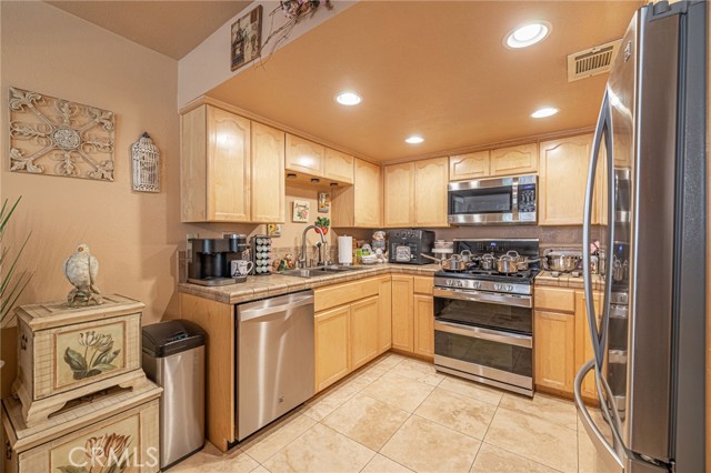 Detail Gallery Image 7 of 24 For 1844 E Avenue J2 #4,  Lancaster,  CA 93535 - 3 Beds | 2/1 Baths