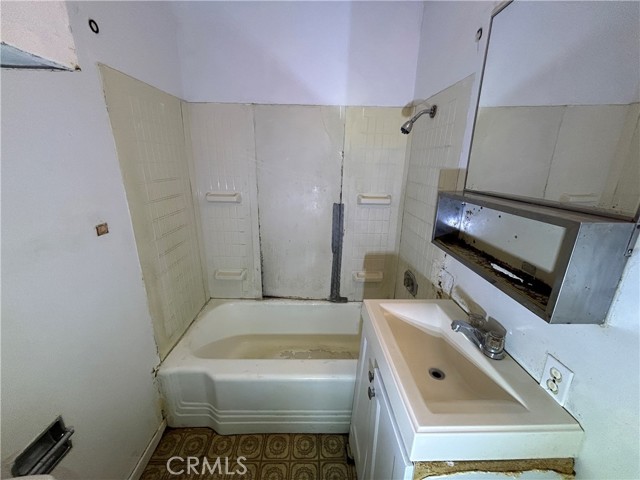 Detail Gallery Image 6 of 18 For 1232 Browning, Sacramento,  CA 95815 - 3 Beds | 1 Baths