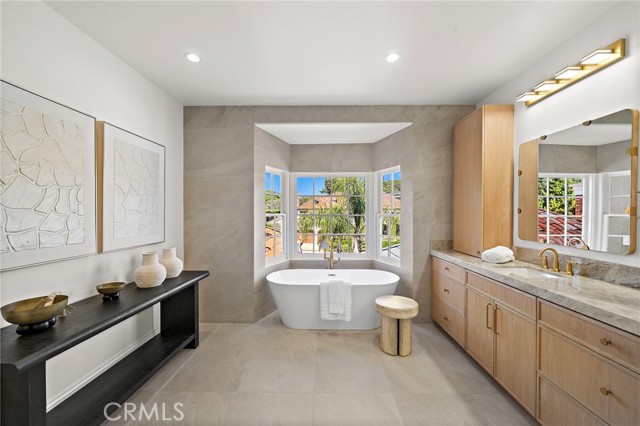 48 Belcourt Drive, Newport Beach CA: https://media.crmls.org/medias/0f09a713-764c-4180-b26a-e28d83430983.jpg
