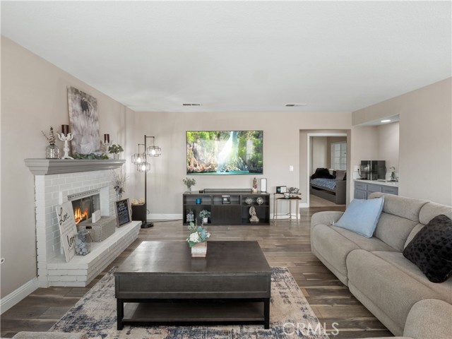 Detail Gallery Image 15 of 42 For 38948 Glenwood, Palmdale,  CA 93551 - 4 Beds | 3 Baths