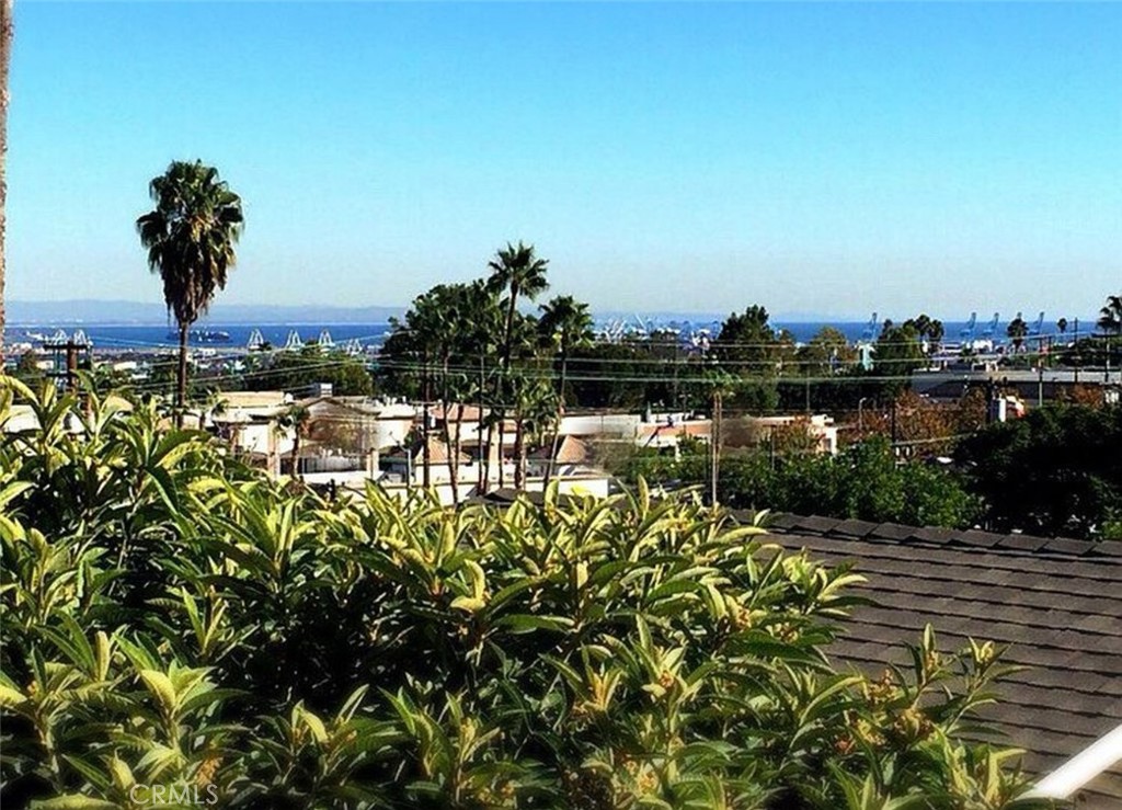 https://media.crmls.org/medias/0f0cd2d0-896a-4c60-bedc-fbfae0eda77c.jpg?preset=X-Large