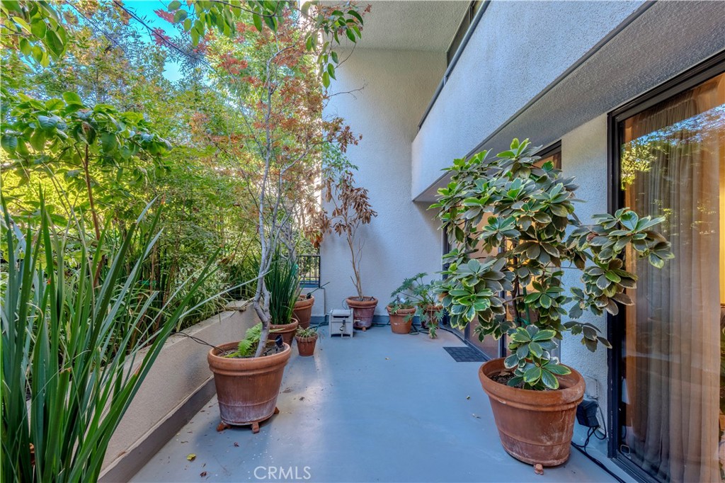 https://media.crmls.org/medias/0f0e7739-7934-4f25-8783-8f115df63f19.jpg?preset=X-Large