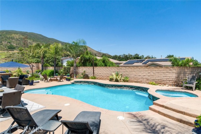 4765 Falconview Court, Fontana CA: https://media.crmls.org/medias/0f14e21d-0872-401a-9522-b82bf02f9dfb.jpg