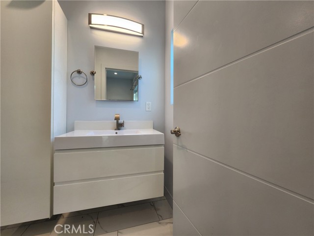 Detail Gallery Image 26 of 29 For 6848 Encino, Encino,  CA 91406 - 3 Beds | 3 Baths