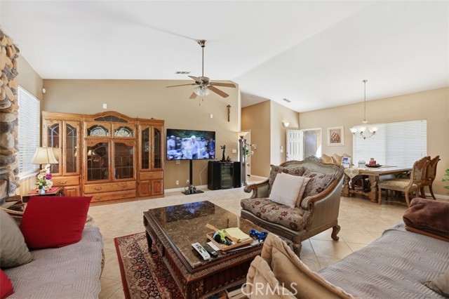 21268 Chardonnay, Apple Valley CA: https://media.crmls.org/medias/0f196c3d-1875-4ed2-9d09-23242ec5e268.jpg