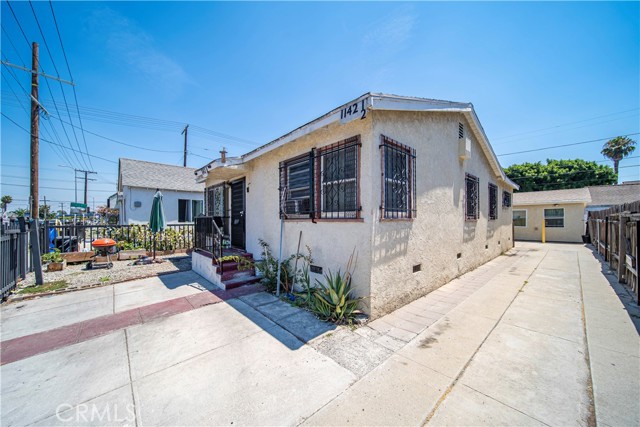 1142 E Century Boulevard, Los Angeles CA: https://media.crmls.org/medias/0f19f9b6-e4e1-4813-9586-fb556853dc00.jpg