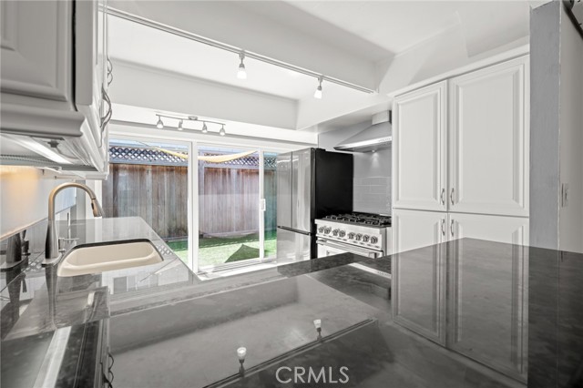 4040 Grand View Blvd, Los Angeles CA: https://media.crmls.org/medias/0f1b982c-2296-4e38-afc1-26a9226363bf.jpg