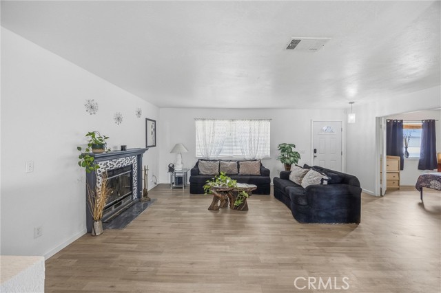 Detail Gallery Image 13 of 49 For 13422 Nicola, Apple Valley,  CA 92308 - 4 Beds | 2 Baths