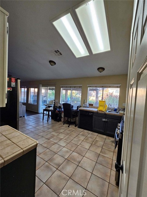 Detail Gallery Image 17 of 39 For 13240 Country Ct, Victorville,  CA 92392 - 3 Beds | 2 Baths