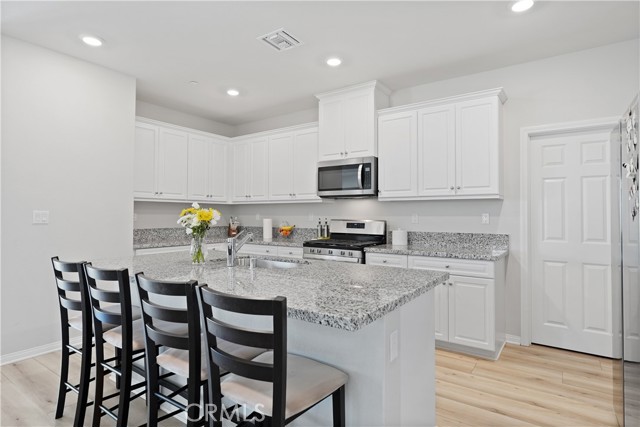 Detail Gallery Image 3 of 9 For 25541 Buckeye Meadow Ln, Homeland,  CA 92548 - 4 Beds | 2 Baths