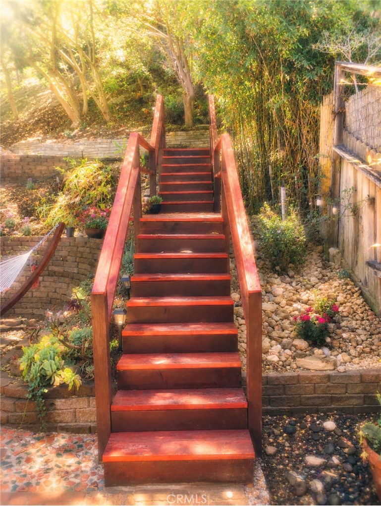 https://media.crmls.org/medias/0f251c9c-bdfe-4acb-9010-659349cf57f9.jpg?preset=X-Large