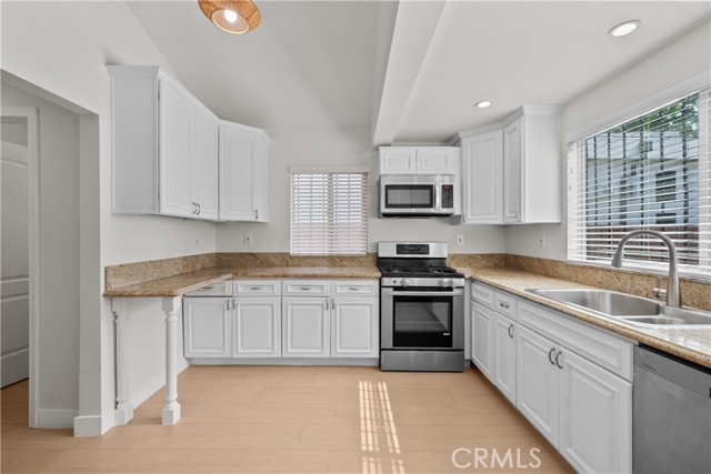 5025 Noble Avenue, Sherman Oaks CA: https://media.crmls.org/medias/0f292c57-7c63-4f9a-b6e6-ff295dd12664.jpg