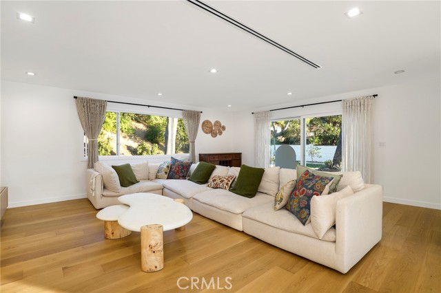 Detail Gallery Image 7 of 47 For 9742 Farralone, Chatsworth,  CA 91311 - 4 Beds | 3/1 Baths