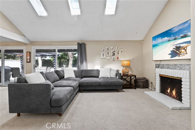 Detail Gallery Image 3 of 22 For 1425 Alpine Ln, Huntington Beach,  CA 92648 - 3 Beds | 2 Baths