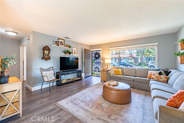 Detail Gallery Image 6 of 38 For 2784 W Pepper Tree Dr, Anaheim,  CA 92801 - 3 Beds | 2 Baths