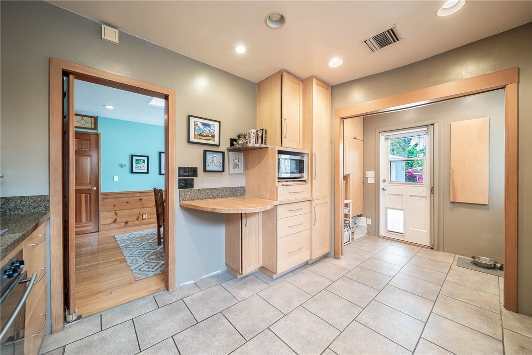 Detail Gallery Image 12 of 52 For 216 S Lincoln St, Burbank,  CA 91506 - 3 Beds | 2 Baths