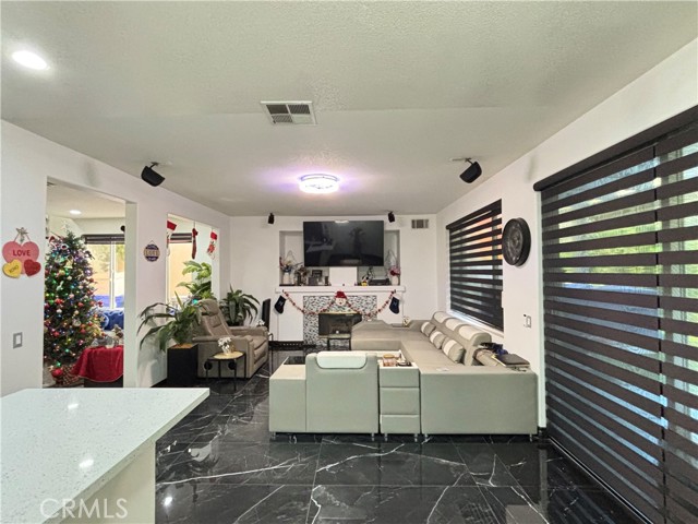 Detail Gallery Image 7 of 28 For 27700 Thalia Ln, Canyon Country,  CA 91351 - 3 Beds | 3 Baths