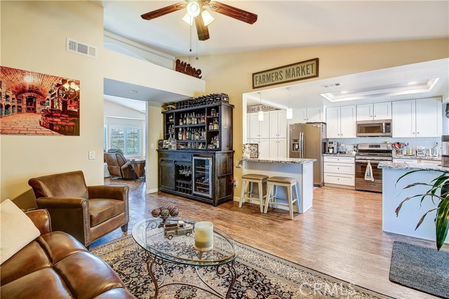 18687 Chickory Drive, Riverside CA: https://media.crmls.org/medias/0f353fb9-134e-4697-ba2d-775182f647d7.jpg
