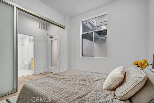 435 W Center Street Promenade, Anaheim CA: https://media.crmls.org/medias/0f35c4e5-903e-4331-bca5-b4386ddea175.jpg