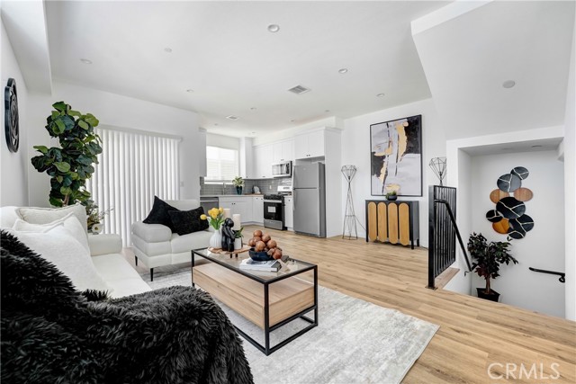 Detail Gallery Image 6 of 16 For 11960 Vanowen Ave, North Hollywood,  CA 91605 - 4 Beds | 3/1 Baths