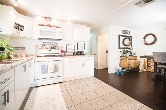 Detail Gallery Image 10 of 29 For 2755 Arrow Hwy #150,  La Verne,  CA 91750 - 2 Beds | 2 Baths
