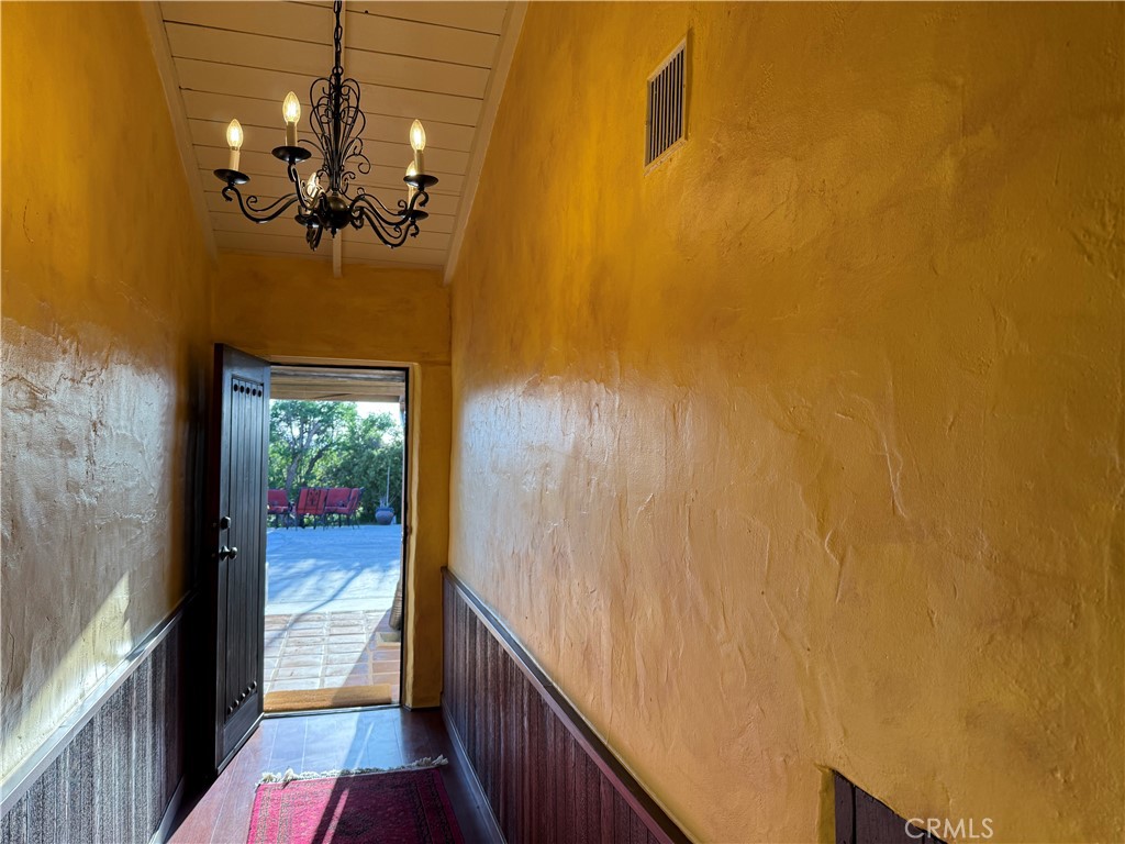 https://media.crmls.org/medias/0f374396-0452-44c1-bc1e-a26bd3bc09ec.jpg?preset=X-Large