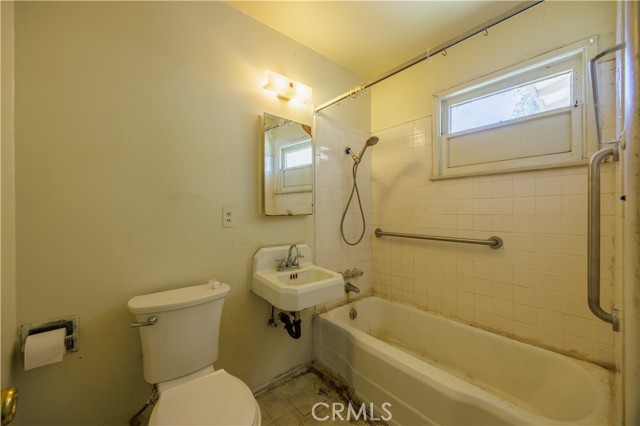 Detail Gallery Image 11 of 15 For 2122 Magnolia Ave, Santa Ana,  CA 92707 - 3 Beds | 1 Baths