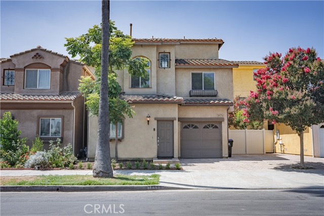 Detail Gallery Image 2 of 27 For 14554 Kittridge St, Van Nuys,  CA 91405 - 3 Beds | 3 Baths